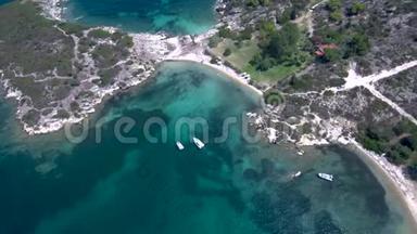 有两个小海滩的海湾鸟瞰图，希腊哈尔<strong>基迪基</strong>，无人机循环移动